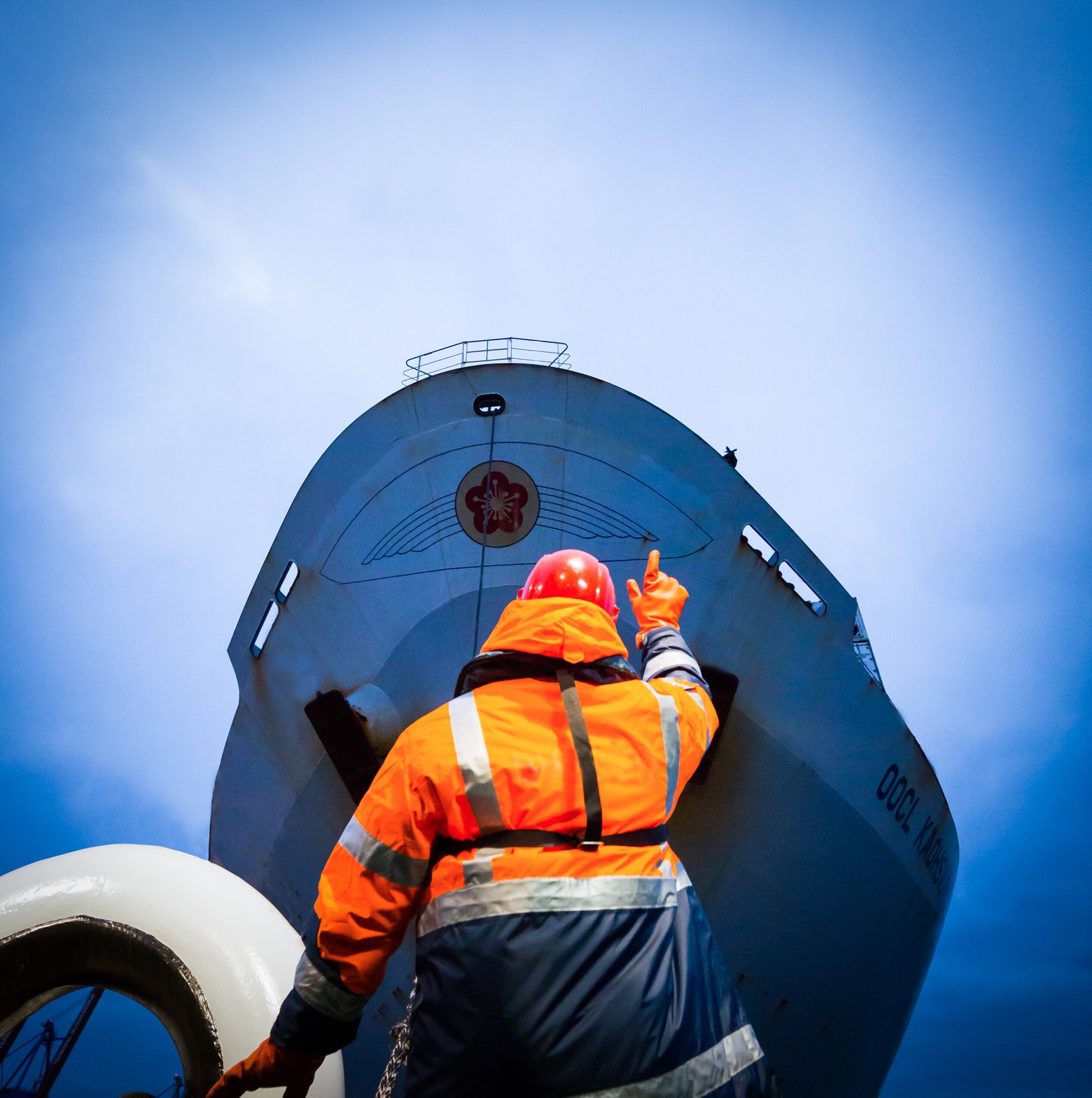 L-Arbeiter_vor_Containerschiff